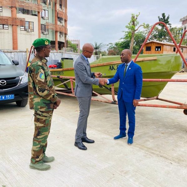 Le Gabon renforce la surveillance de ses écosystèmes grâce à deux embarcations